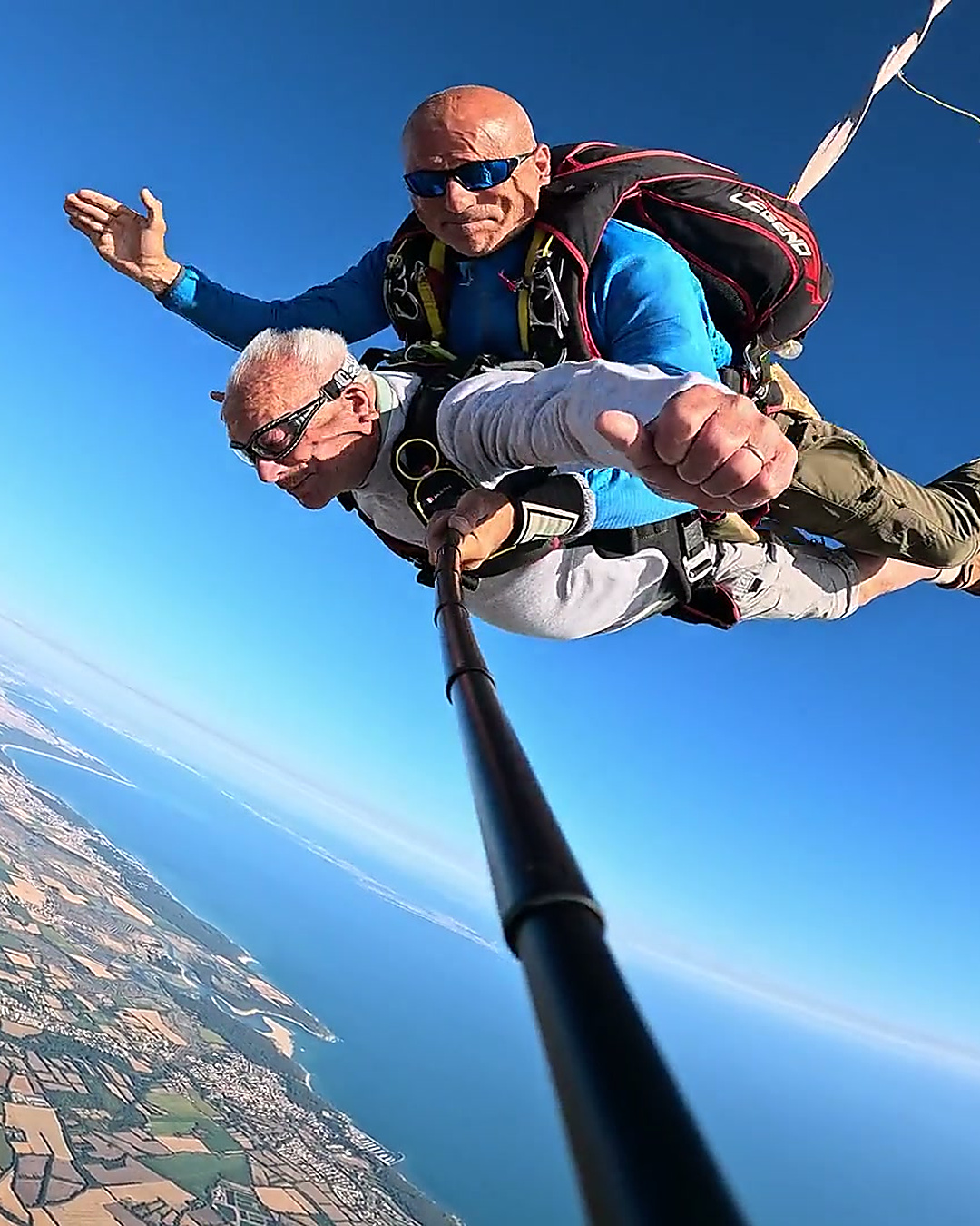 À seize ans, il regardait les parachutistes tomber du ciel. À 98 ans, il a sauté à son tour