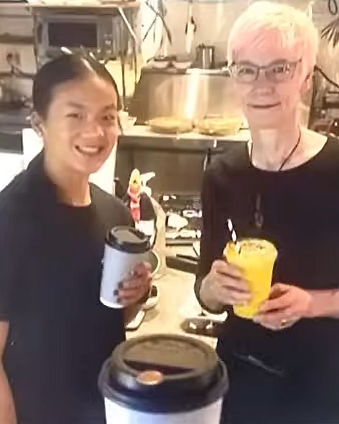 Leur patronne était dans le coma. Ces ados ont sauvé son resto