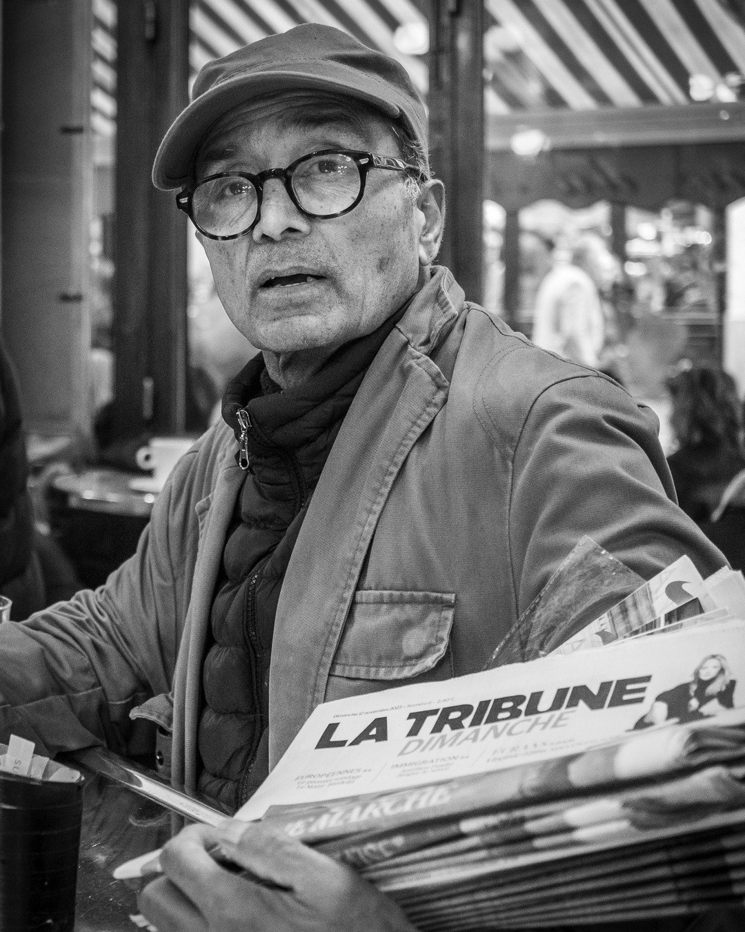 Il est le dernier à crier les journaux dans Paris. Après 53 ans dans la rue, la République l'a décoré