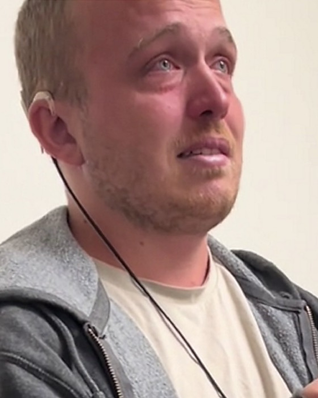 Il n'avait jamais entendu les voix aussi clairement. Il fond en larmes