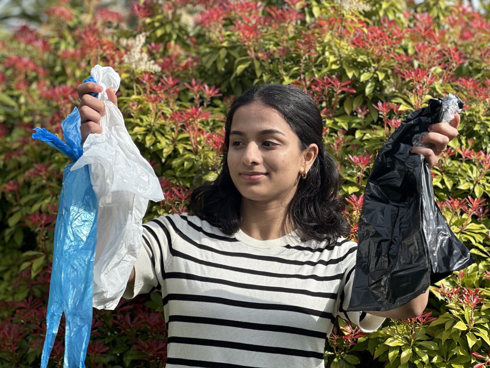 Elle a 18 ans. Elle a inventé un plastique qui nettoie les microplastiques en se décomposant