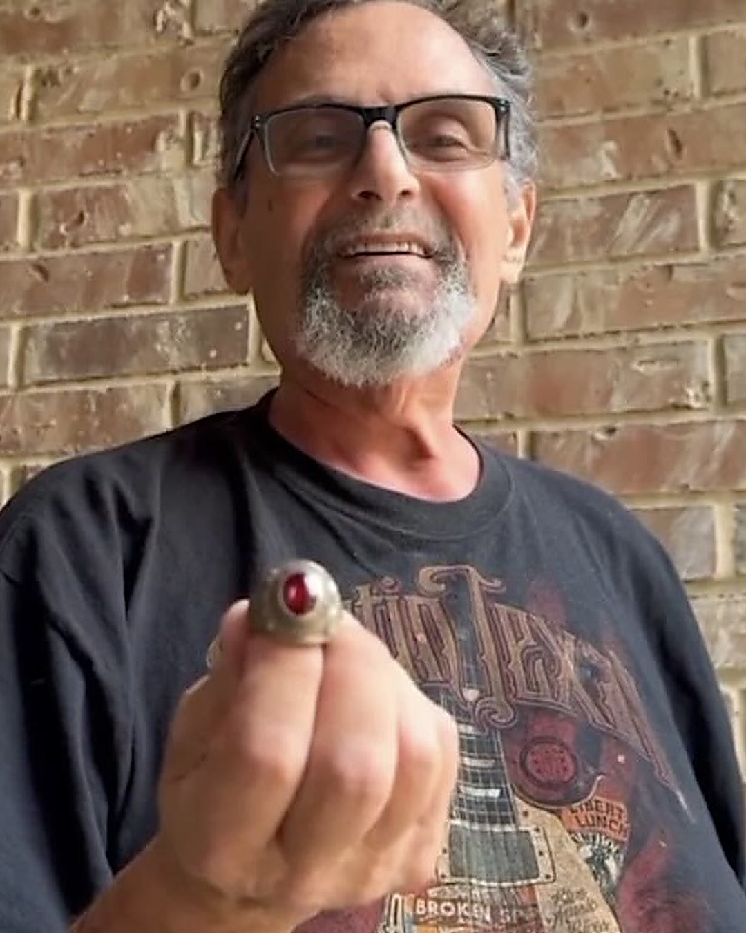 Perdue en 1969, sa bague lui revient 56 ans après