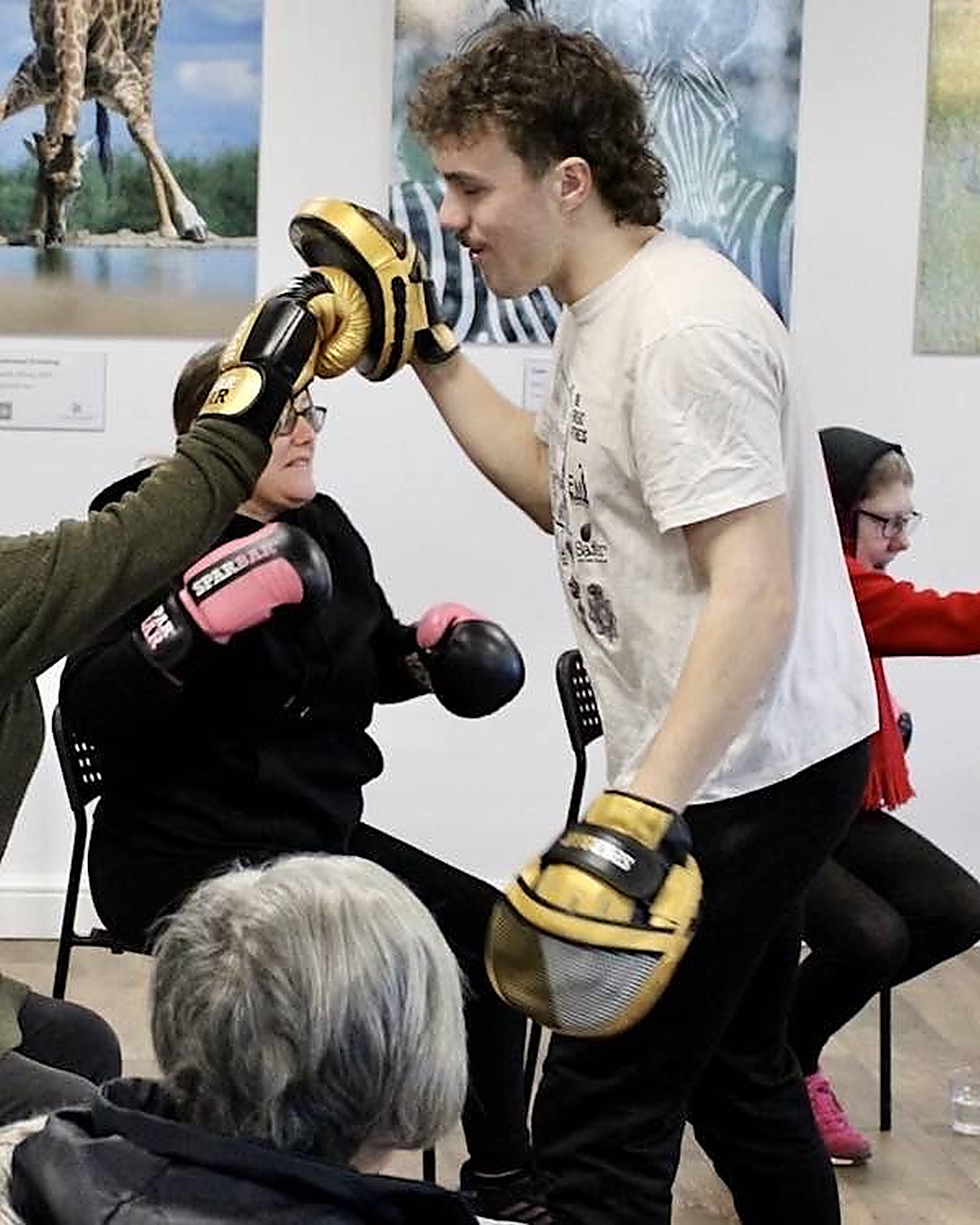Ses grands-parents l'ont élevé. Aujourd'hui, il fait boxer les aînés