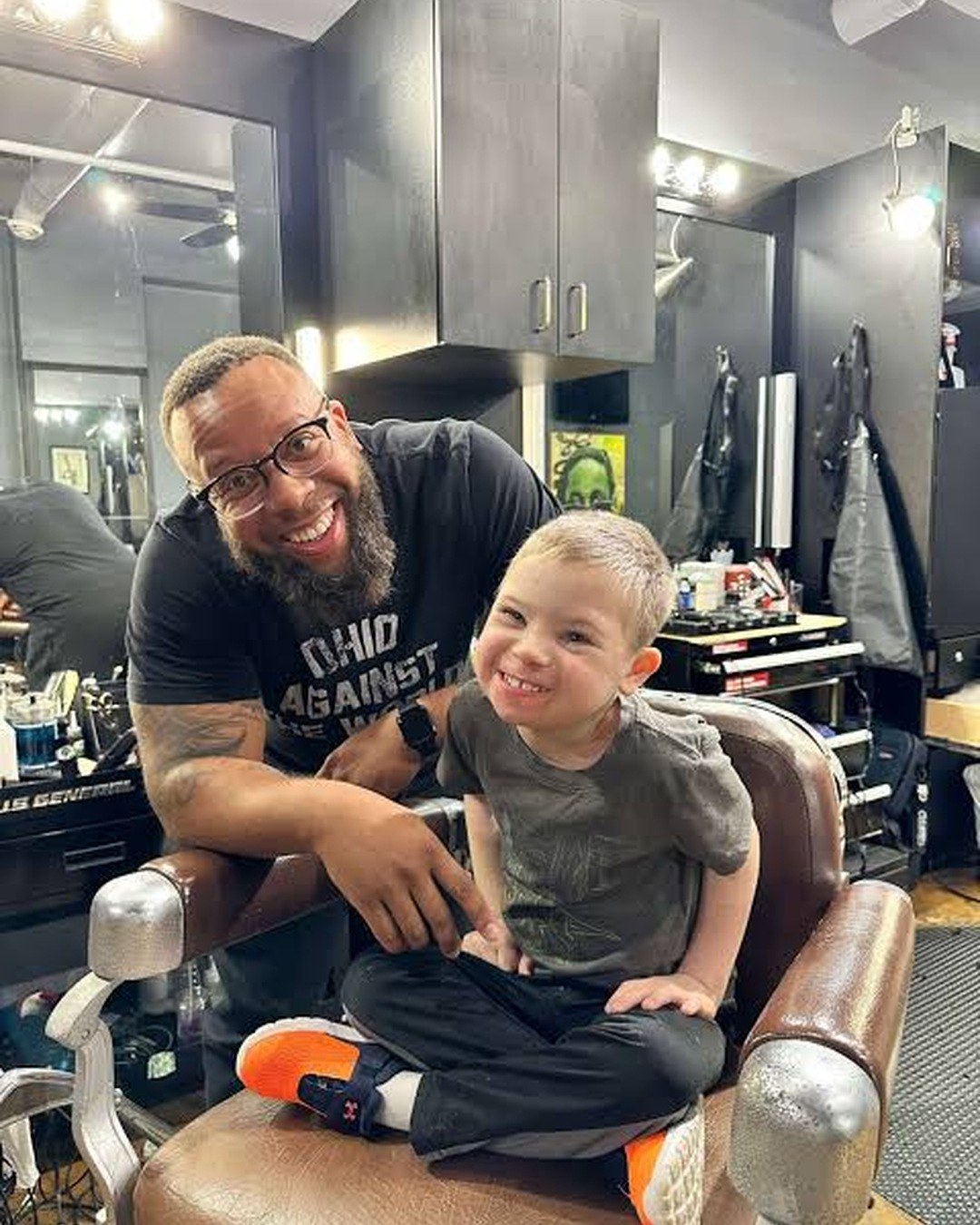 Il ouvre son salon son jour de congé pour les enfants que personne ne voulait coiffer, et ils repartent en le serrant dans leurs bras