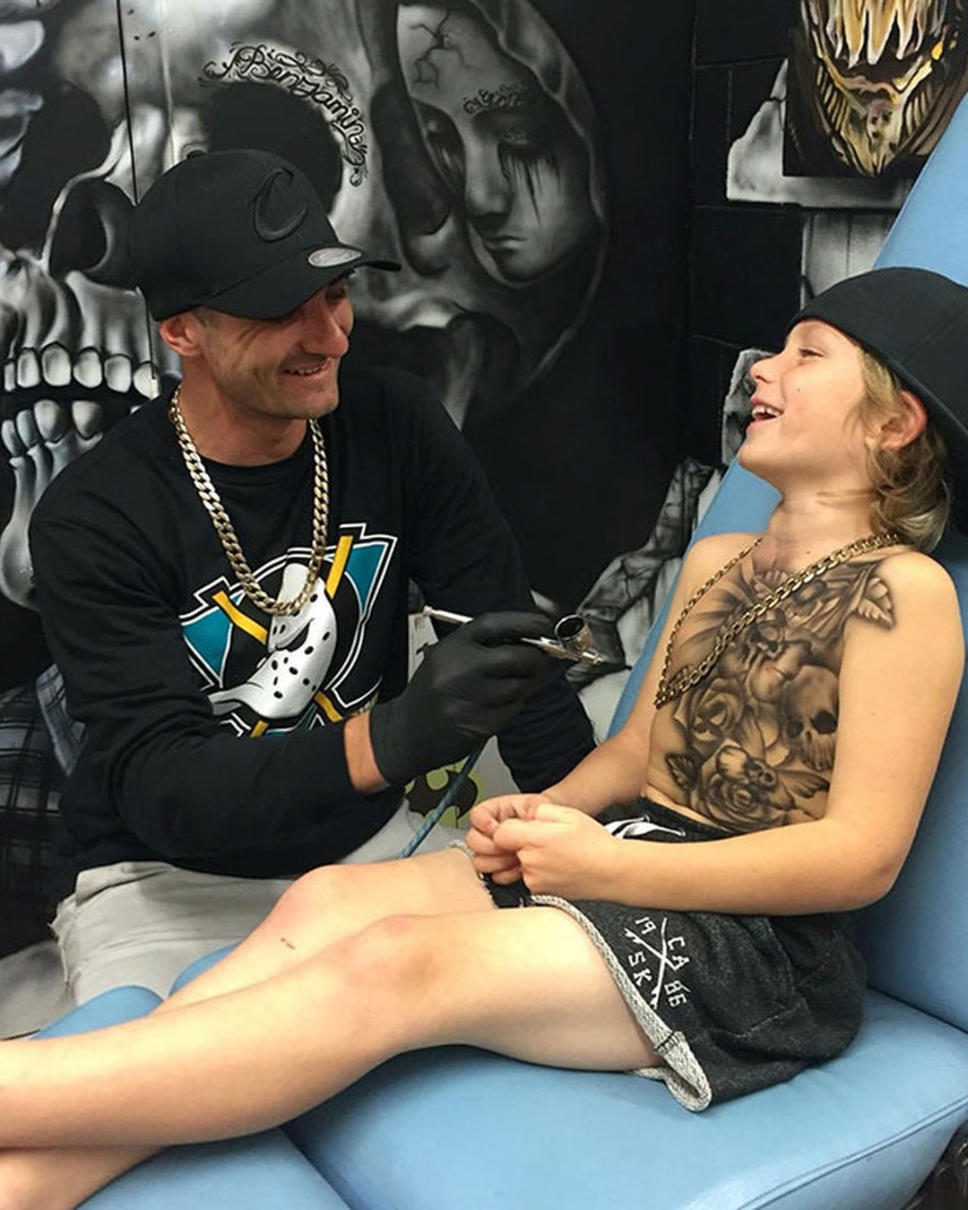 À l'hôpital, il transforme les enfants malades en héros tatoués