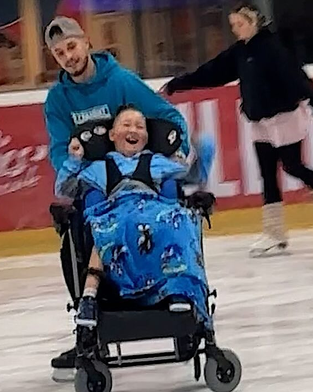 Après six mois sous respirateur, Bleu rit aux éclats sur la glace