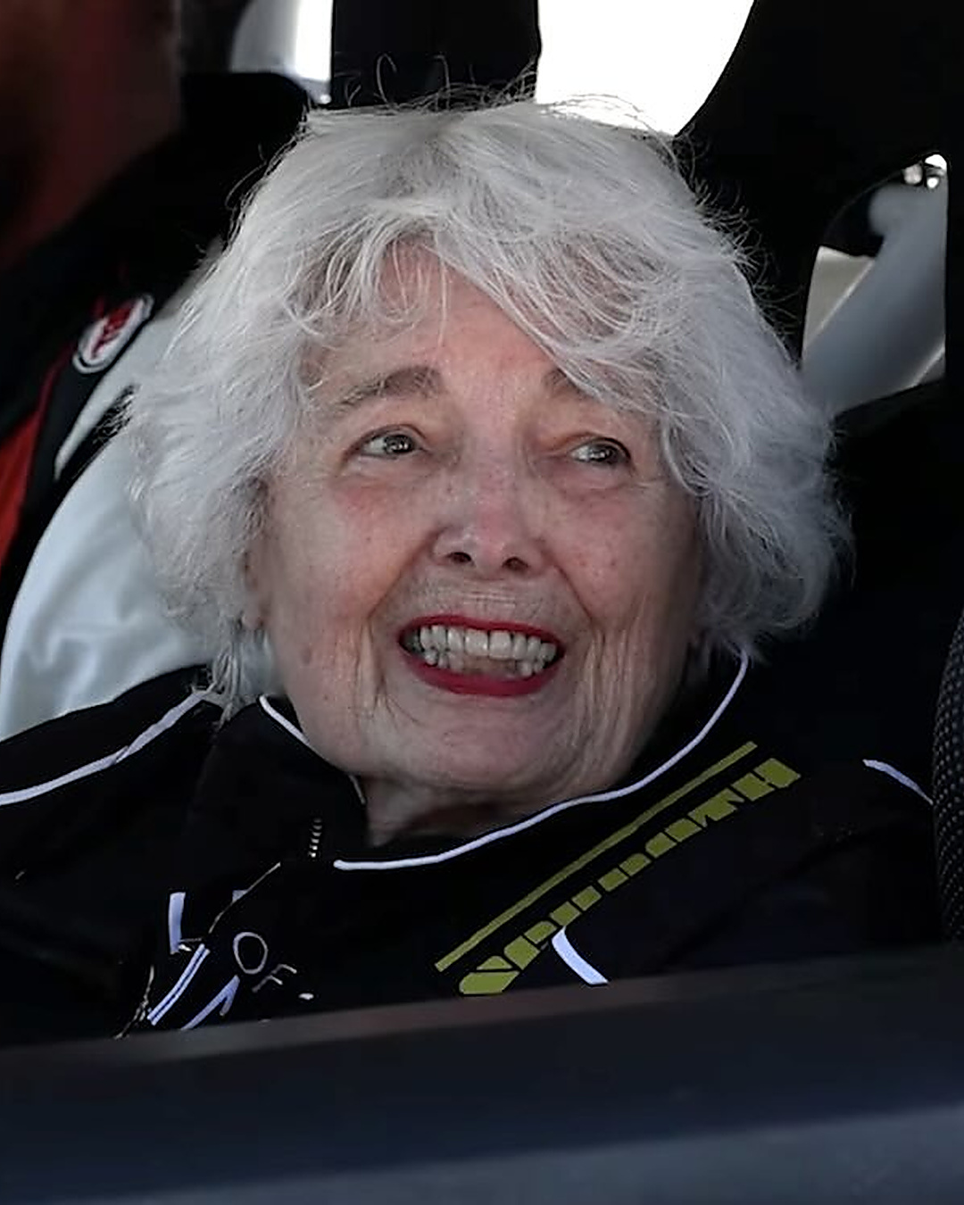 À 83 ans, elle pilote enfin une voiture de course