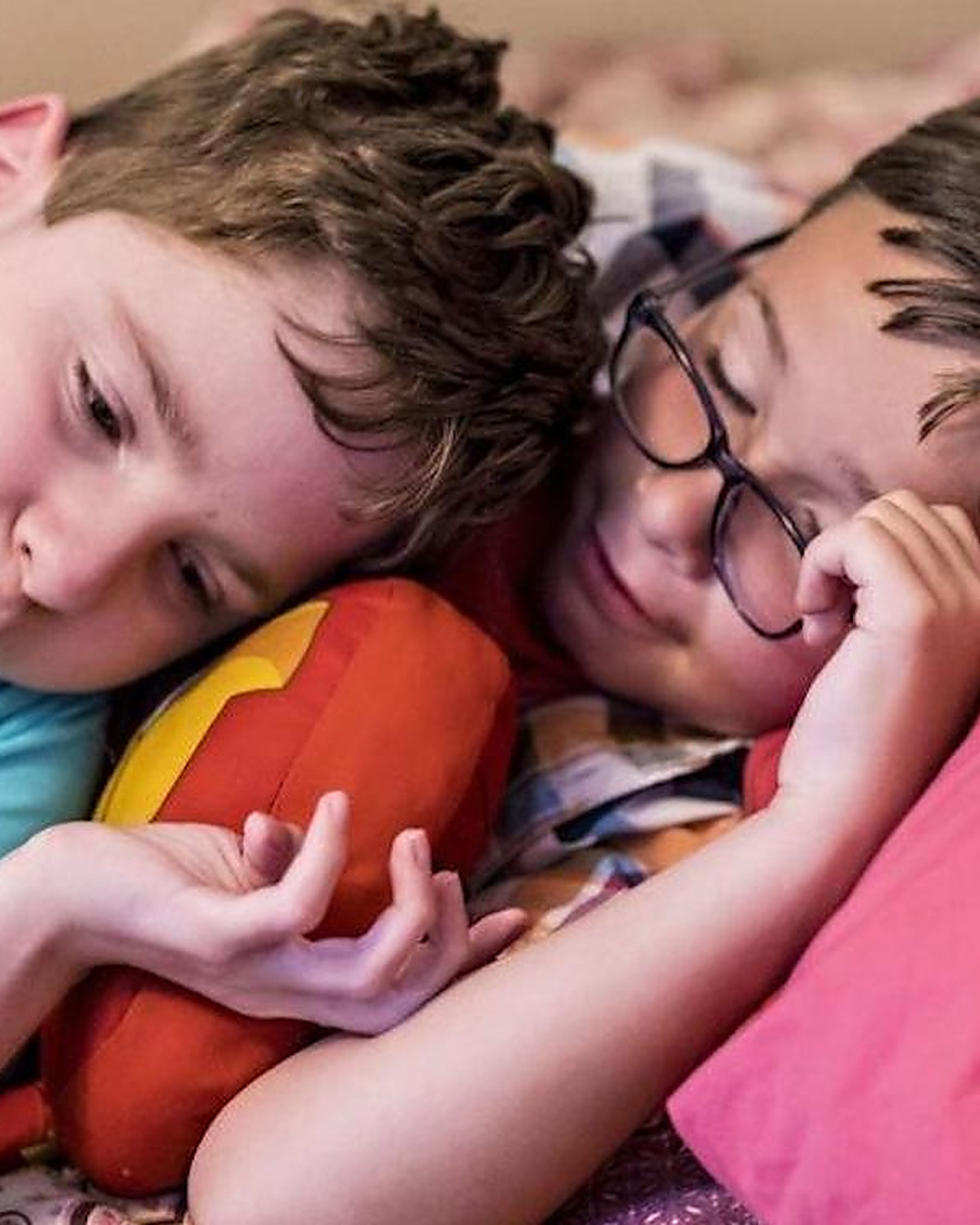 Il refusait de quitter son frère. Ils ont été adoptés ensemble
