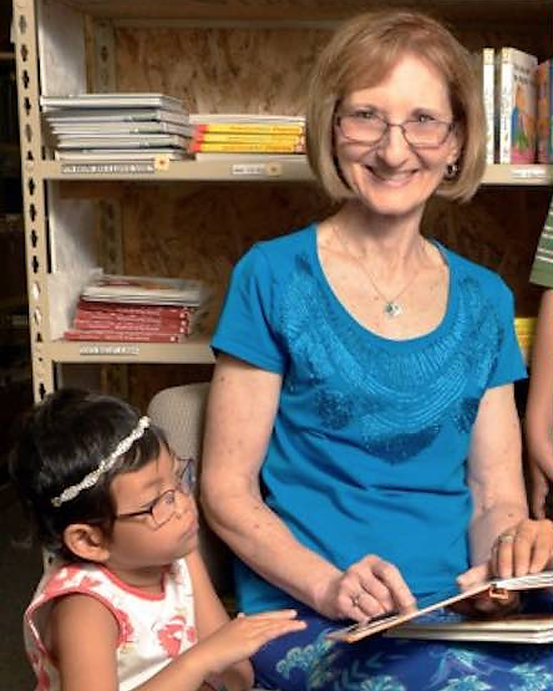 Dans sa cave, elle a créé des livres pour enfants aveugles