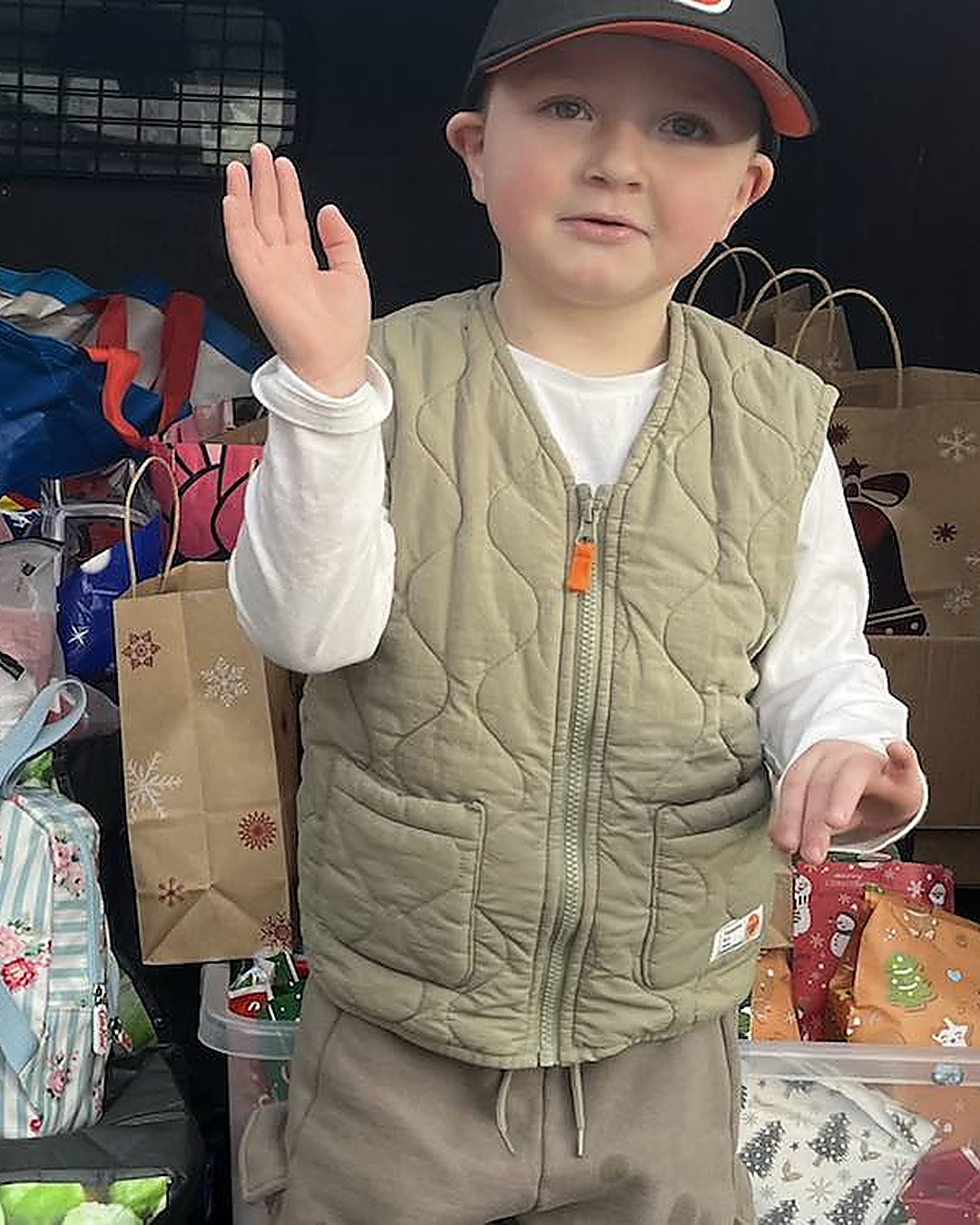 Encore sous chimio, il apporte 400 cadeaux aux enfants hospitalisés