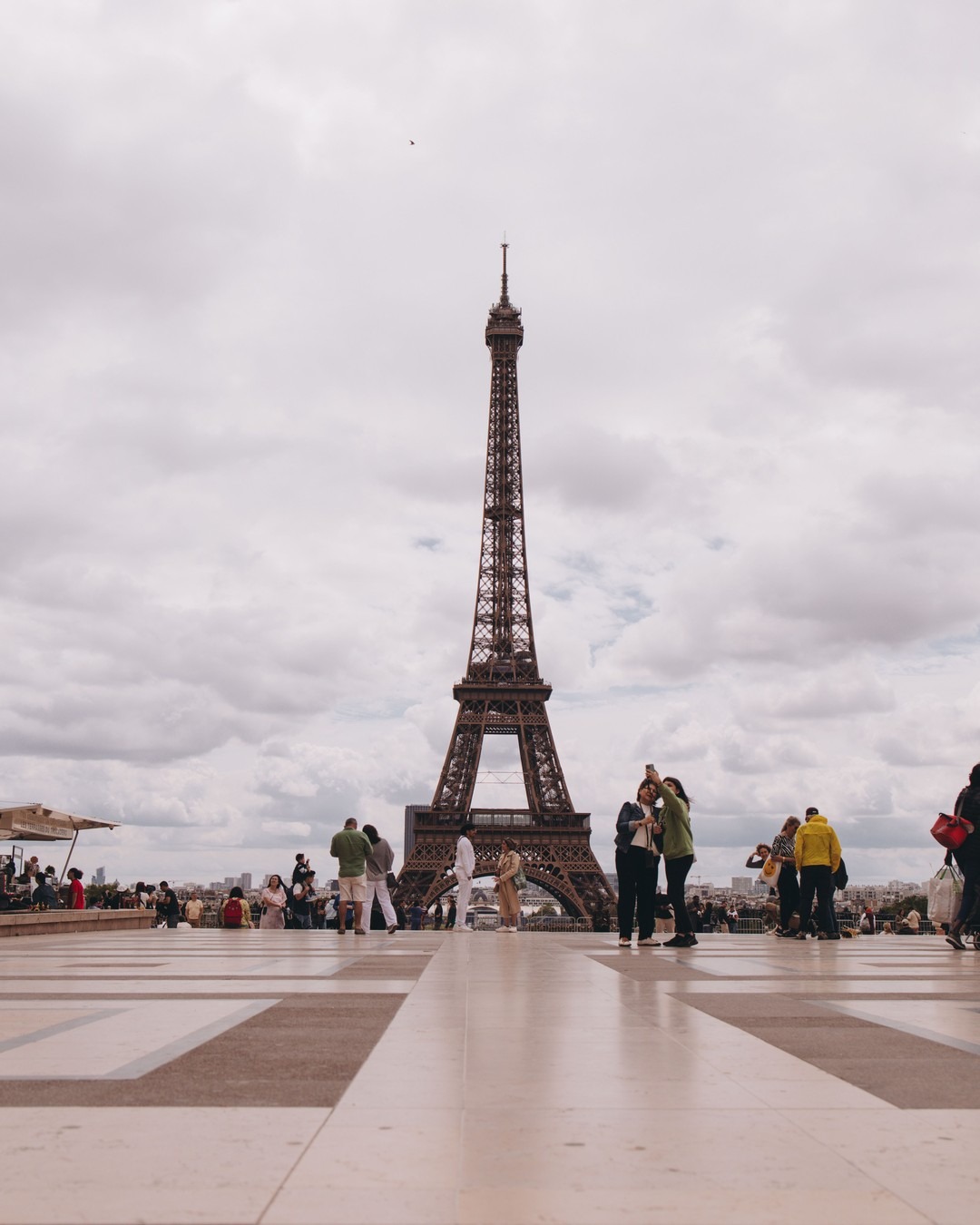 Depuis 1889, 72 savants sont gravés en lettres d'or sur la Tour Eiffel. Tous des hommes. Ça va enfin changer