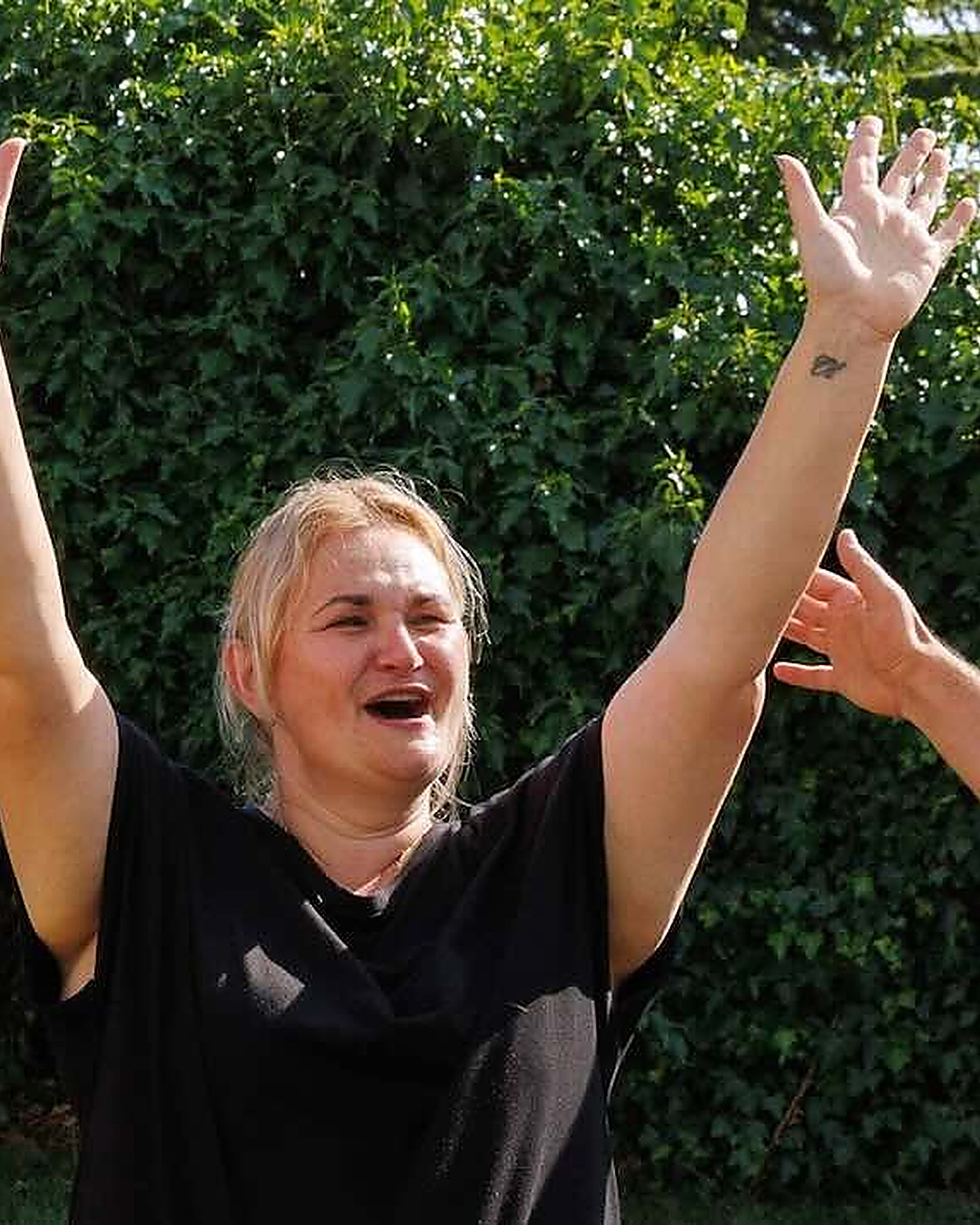 Elle gagne un million. Elle donne d'abord à ses voisins