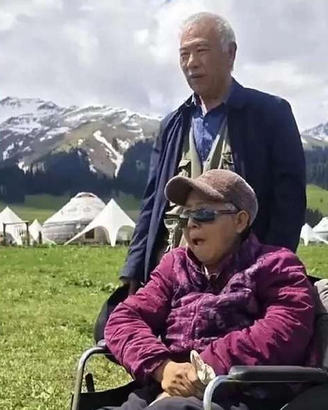 Sa femme est paralysée. Depuis douze ans, ils sillonnent la Chine