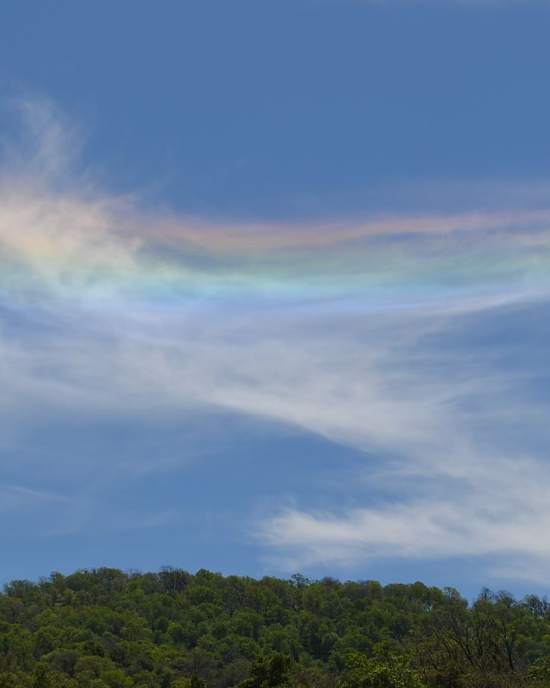 Ce n'est pas un arc-en-ciel. C'est le ciel qui se met à peindre