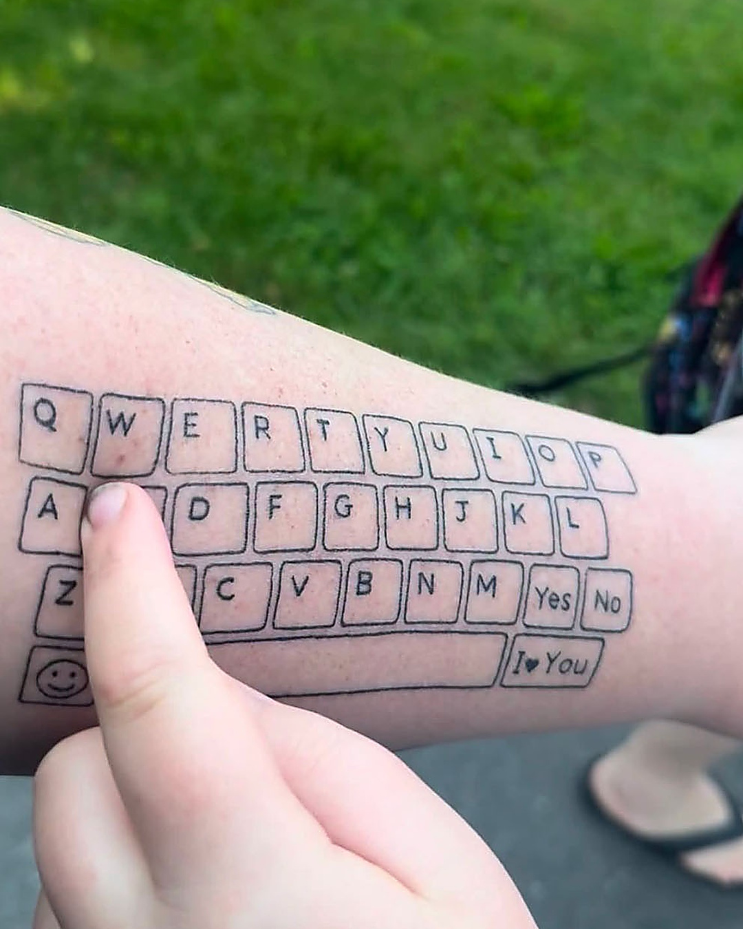 Son fils ne parle pas. Elle s'est fait tatouer un clavier sur le bras