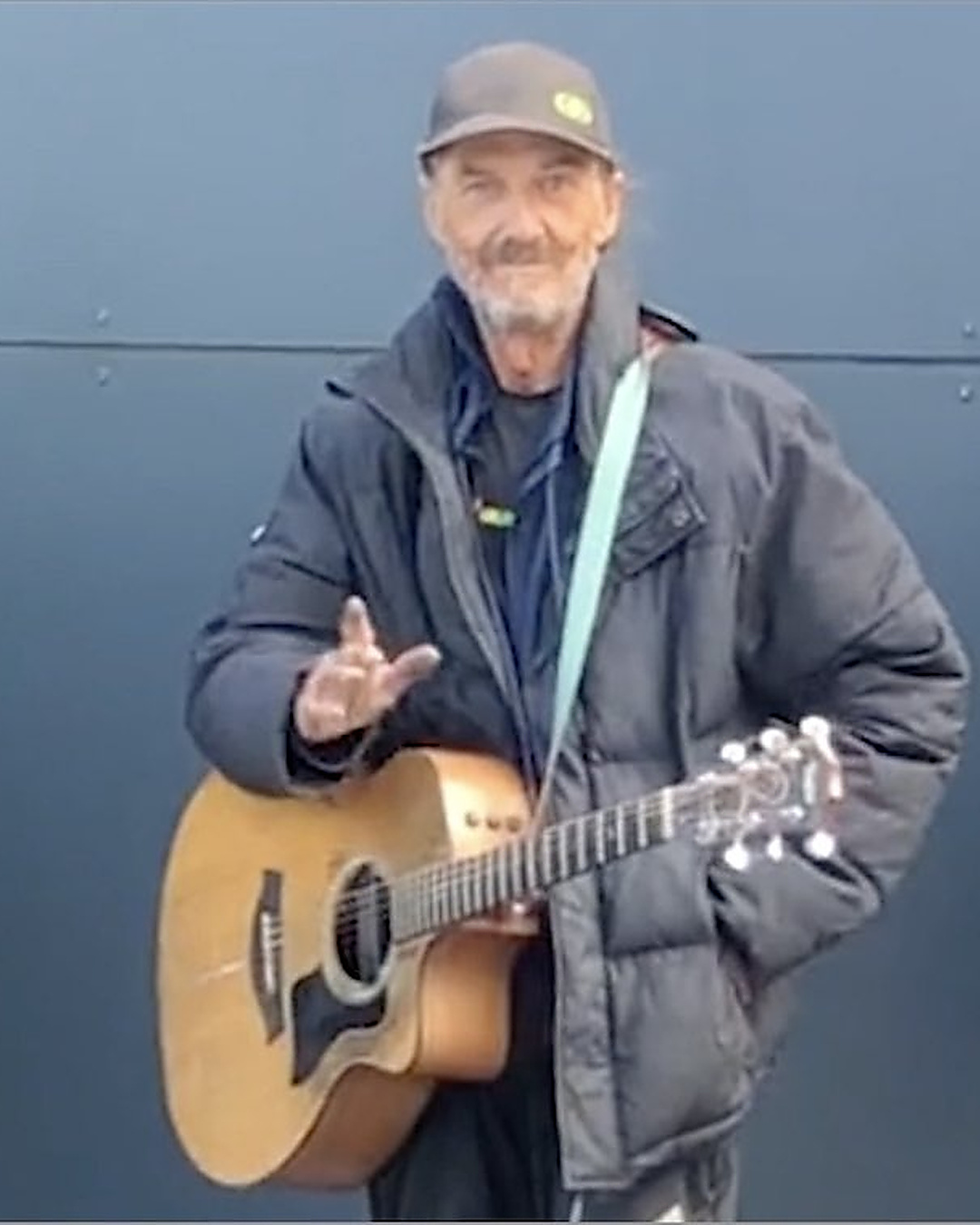 Il dormait dans une voiture en panne. Sa chanson a tout changé