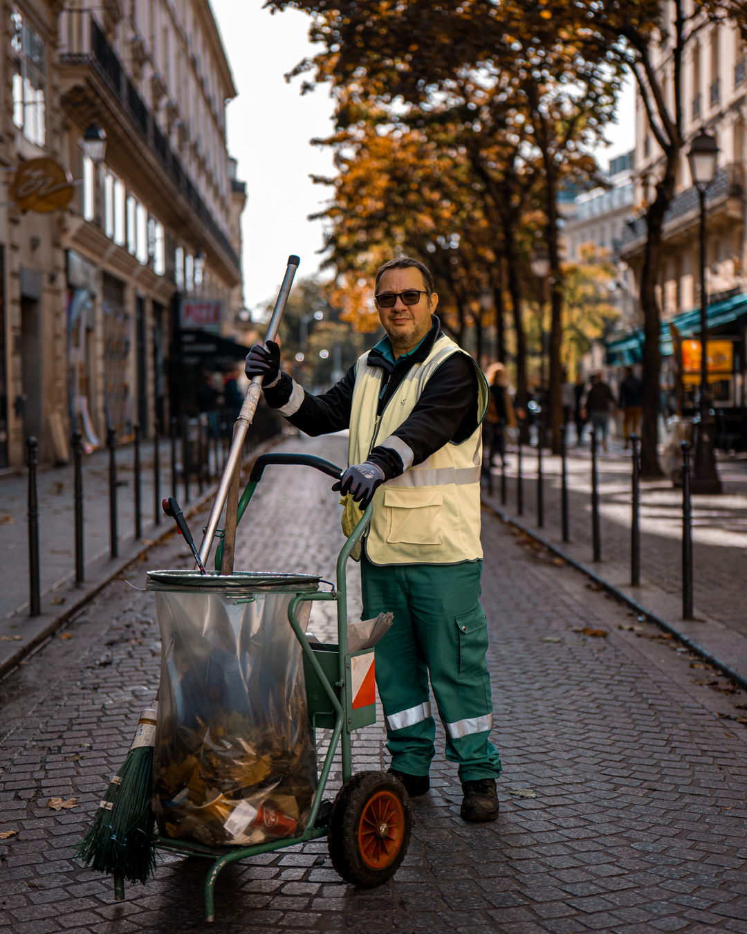 Il a dormi dix ans dans la rue. Aujourd'hui, 750 000 personnes écoutent l'éboueur de Paris