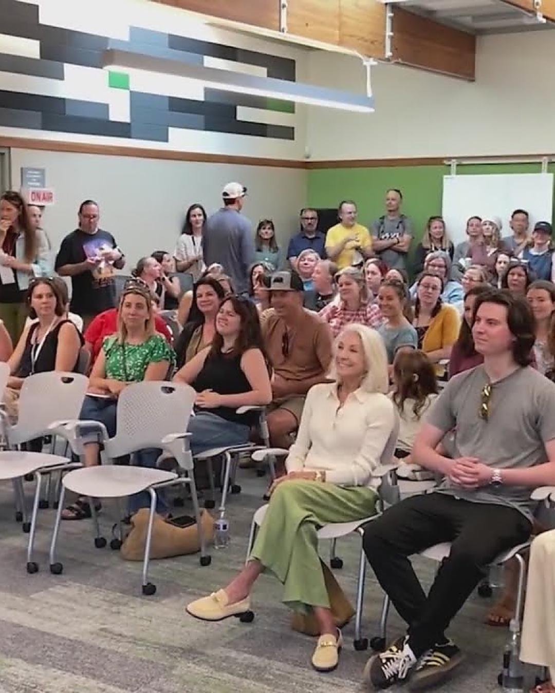 Elle offre un million de dollars de primes aux profs