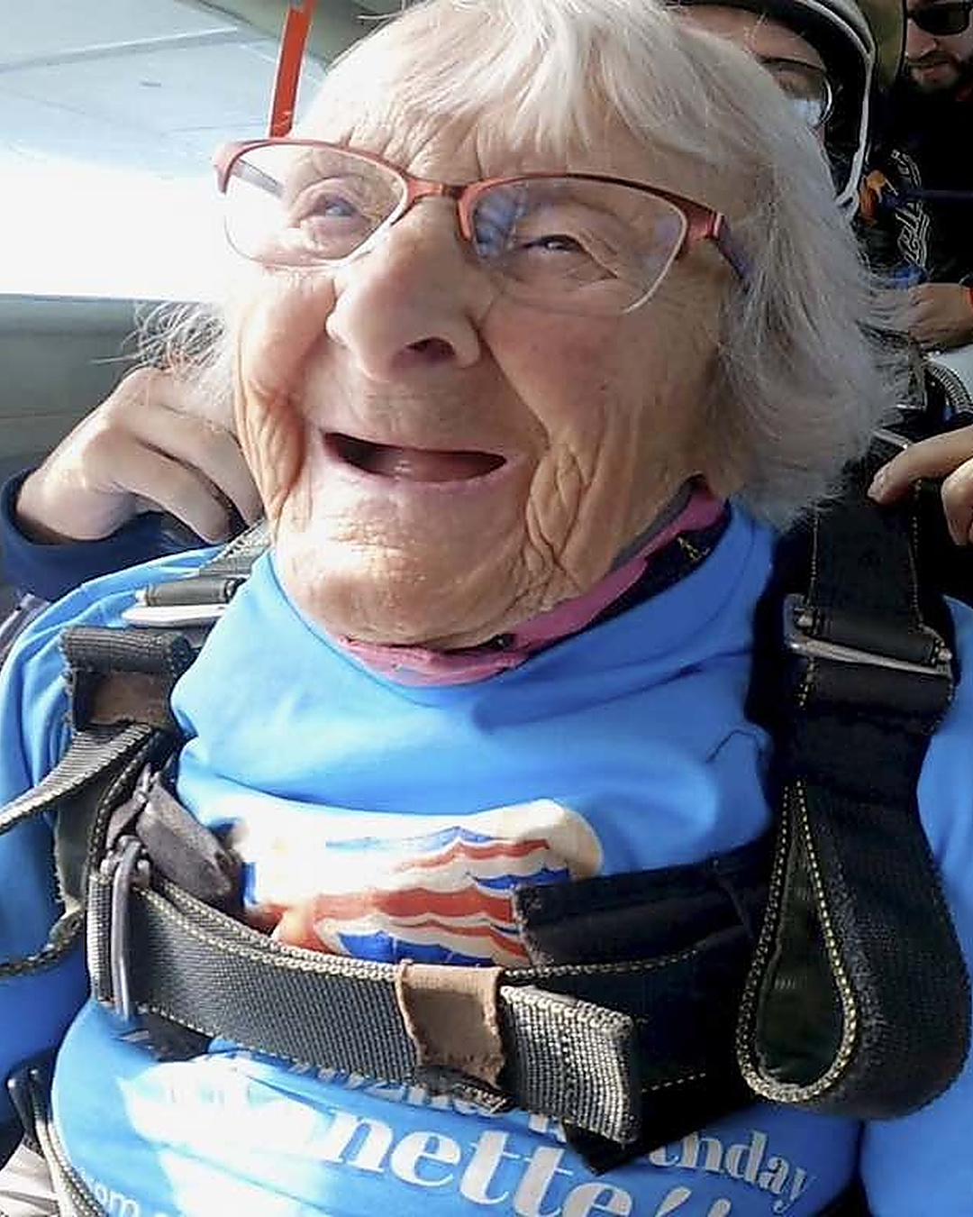 À 102 ans, elle saute en parachute pour la 1re fois