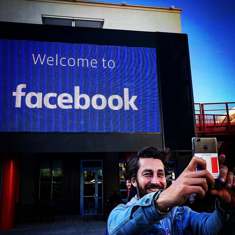 Selfie devant le siège de Facebook, sous l’écran géant « Welcome to Facebook », lors du Community Leadership Program en 2018
