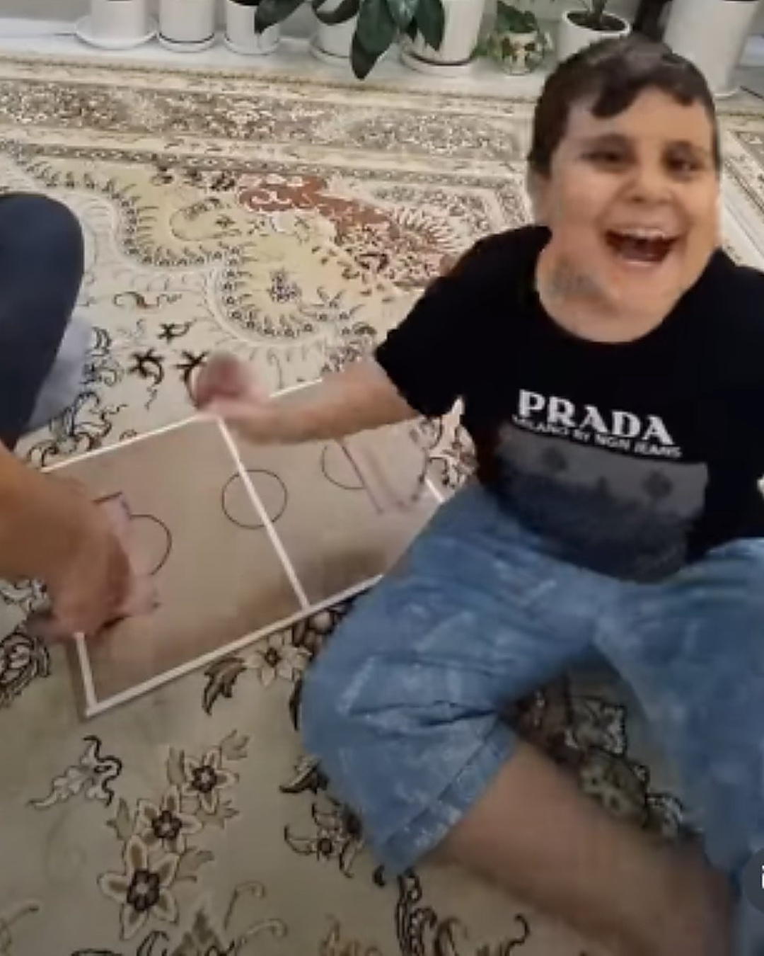 Son fils est aveugle. Alors son père a fabriqué un terrain qu'il peut toucher