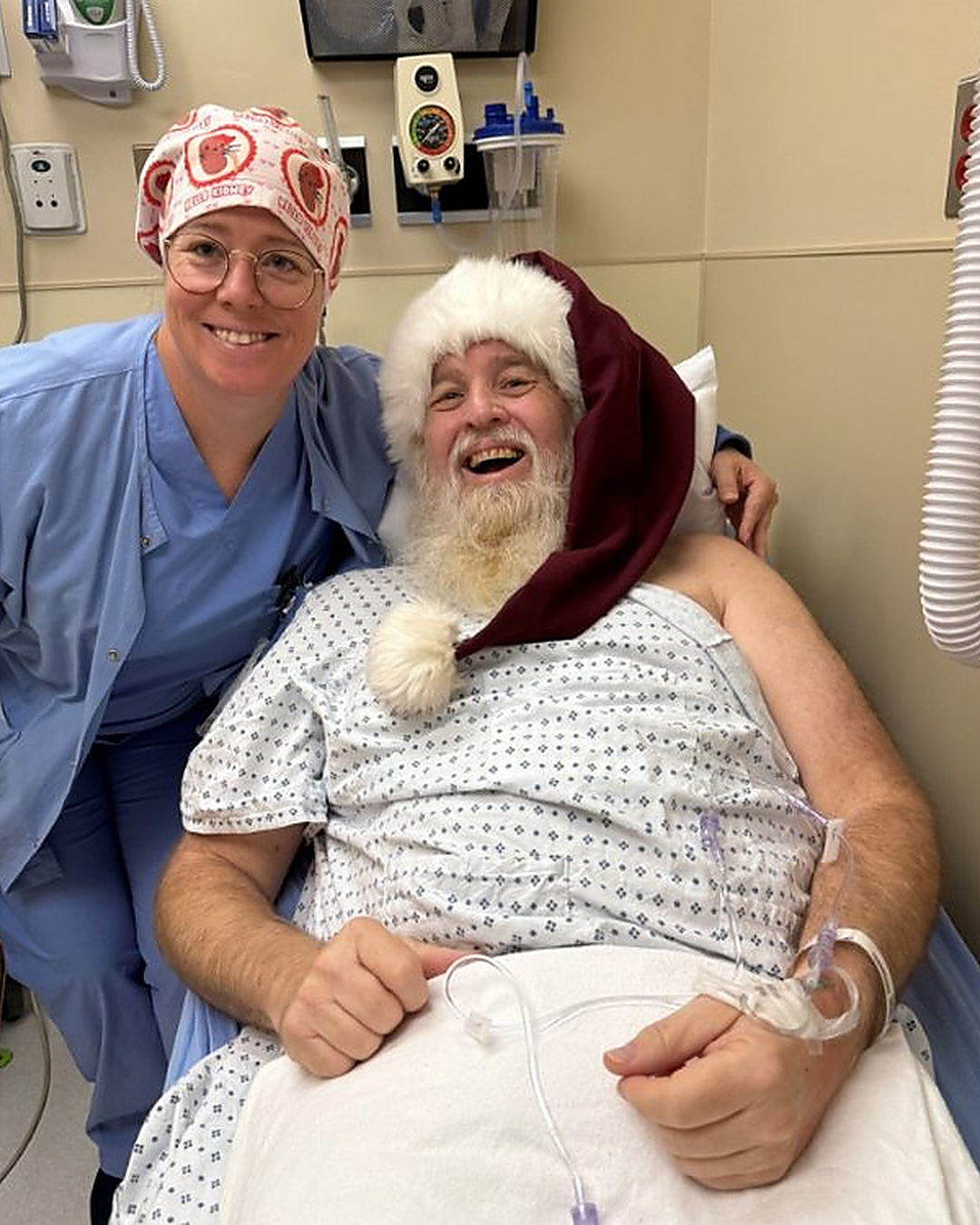 Un rein pour un inconnu. Avec son bonnet de Père Noël