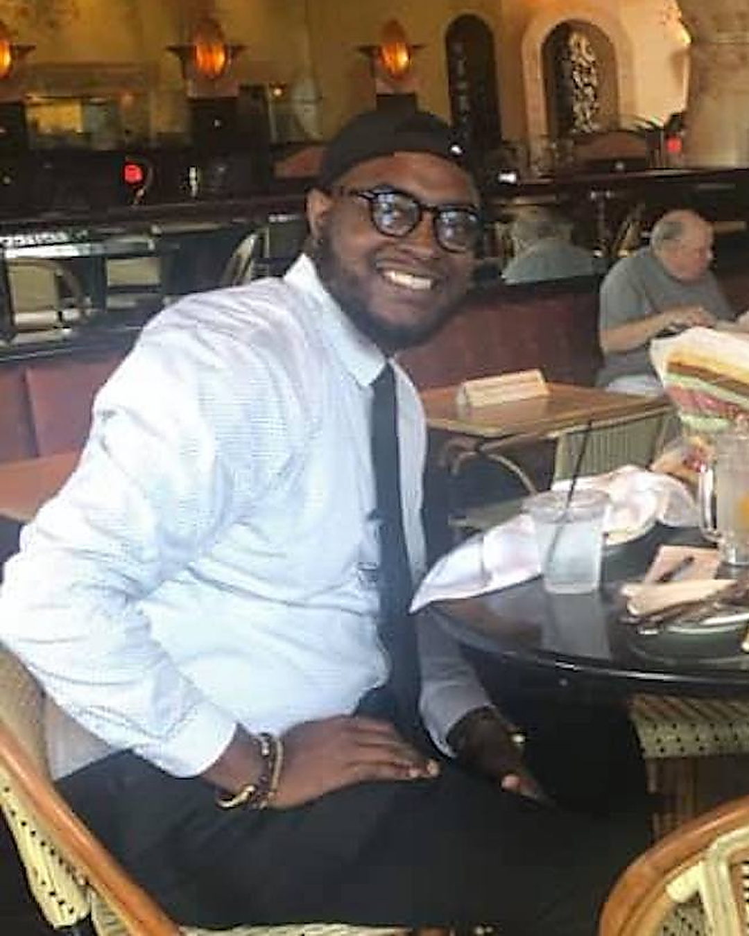 Personne n'était venu pour son diplôme. Son prof, lui, est resté