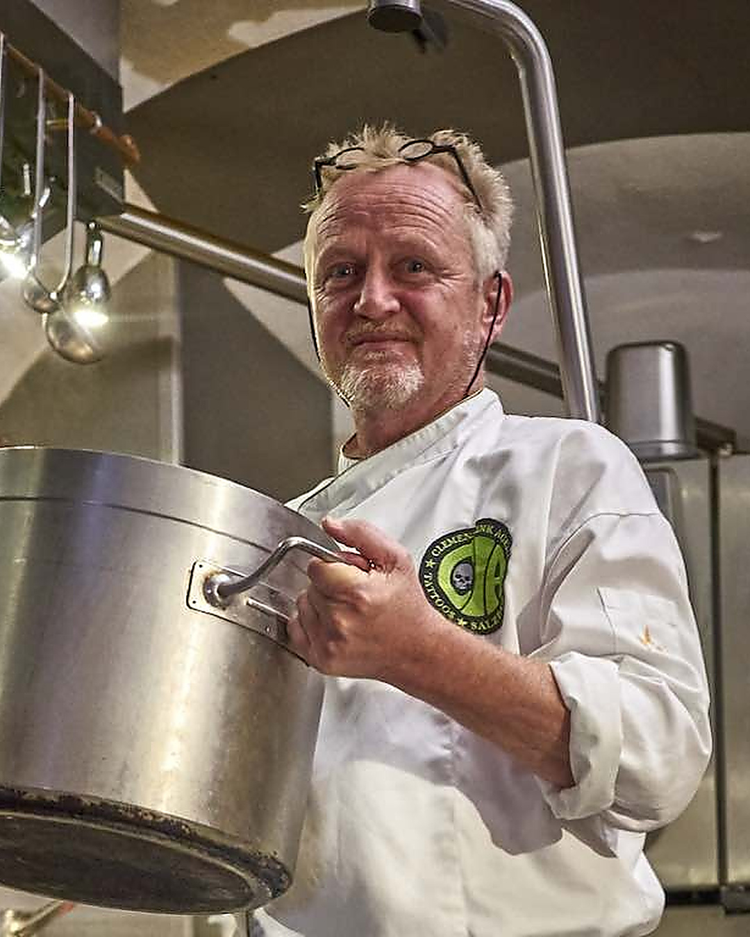Plus jamais debout, disaient les experts. Il flotte dans sa cuisine