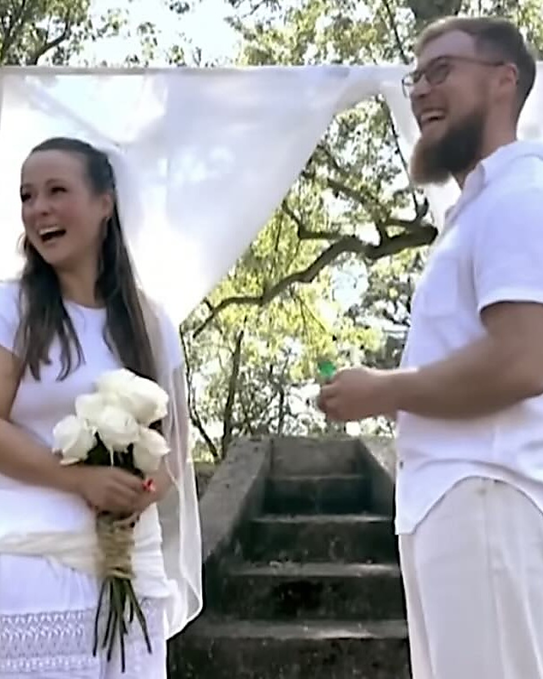 Ses élèves lui offrent un mariage surprise à l'école
