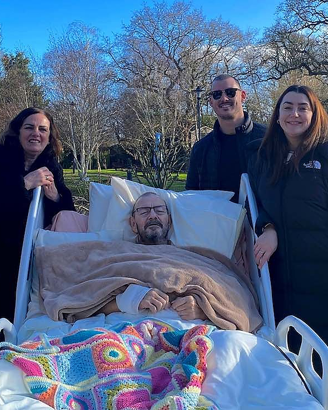 Un sourire dessiné dans le ciel pour Ray, 66 ans
