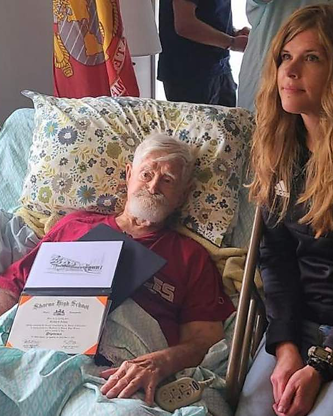 À 98 ans, ce vétéran reçoit enfin son diplôme du lycée