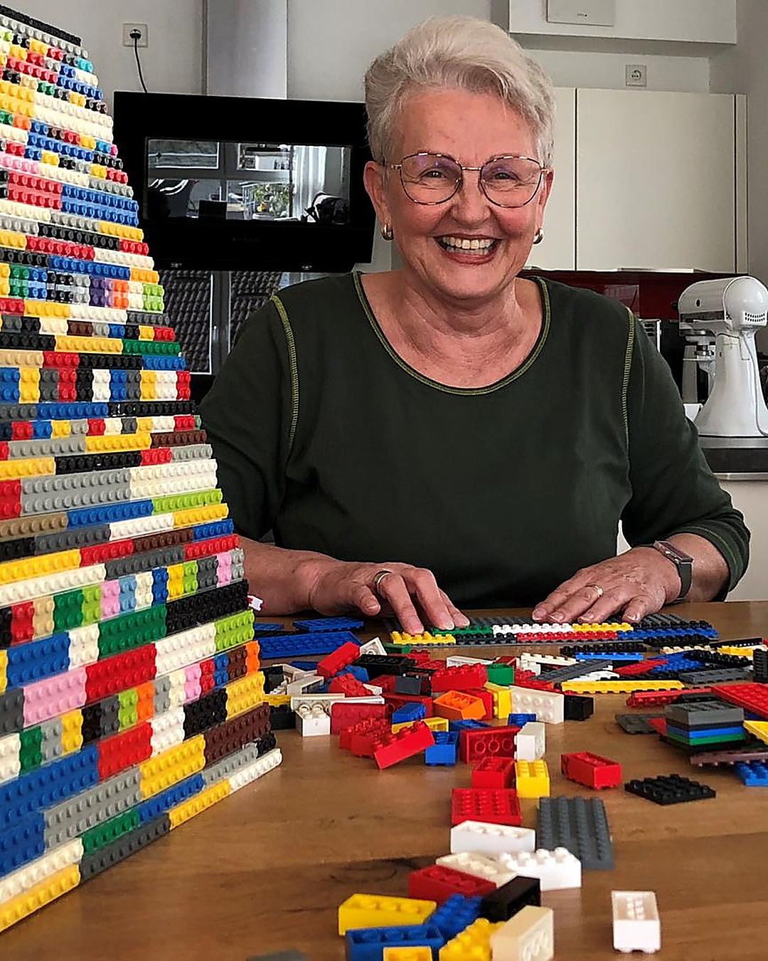 Quatre personnes ont dû la porter. Elle a construit 135 rampes en Lego