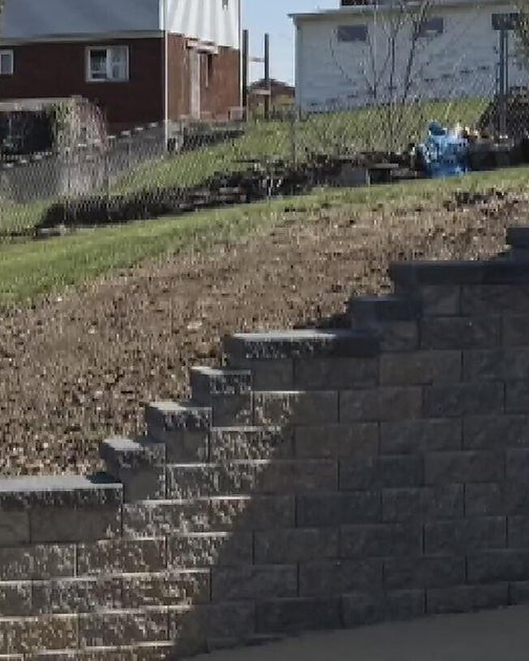 Deux ans sous une bâche. Des inconnus leur ont bâti le mur