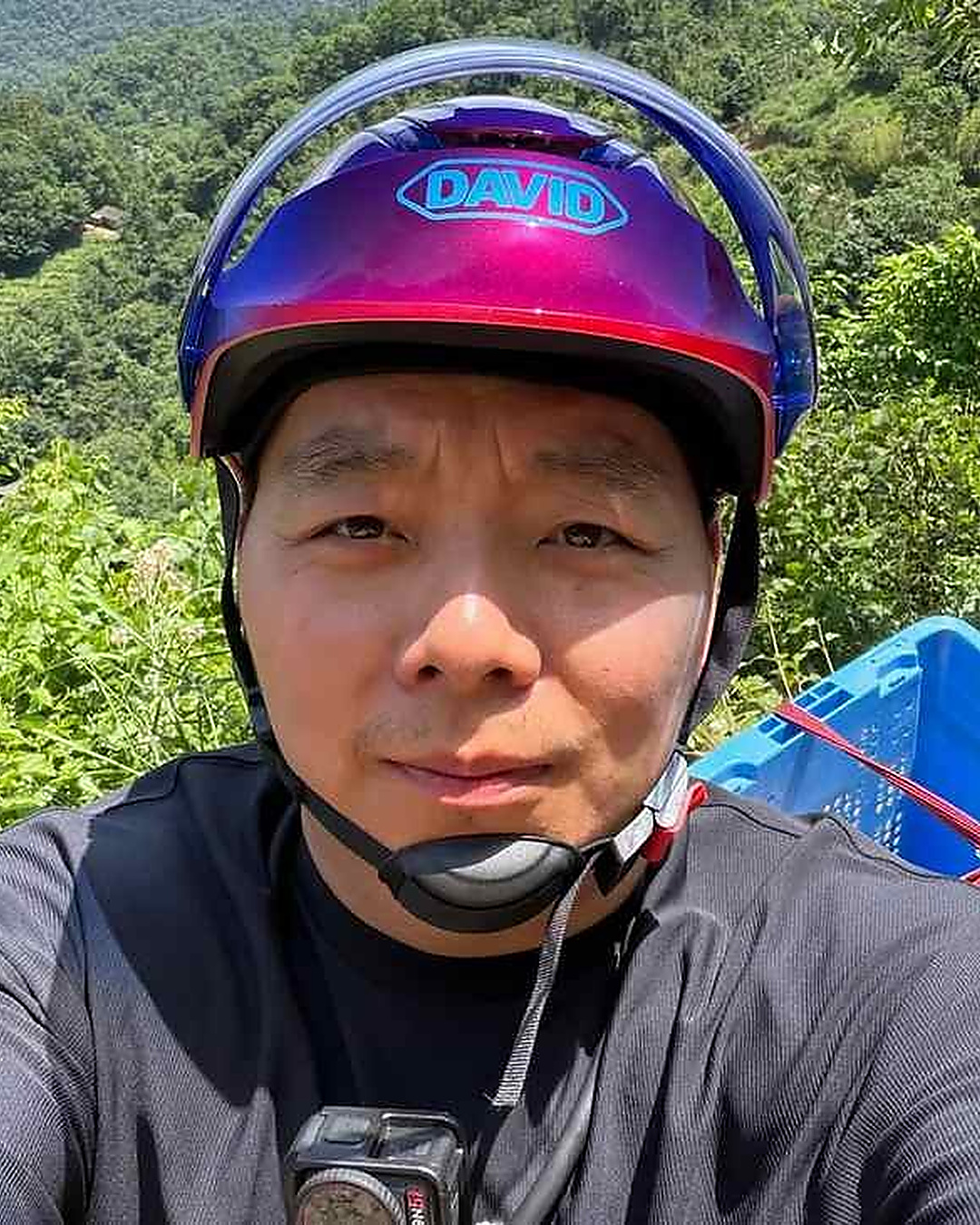 Il roule des heures dans la montagne. Pour filmer un grand-père qui va bien