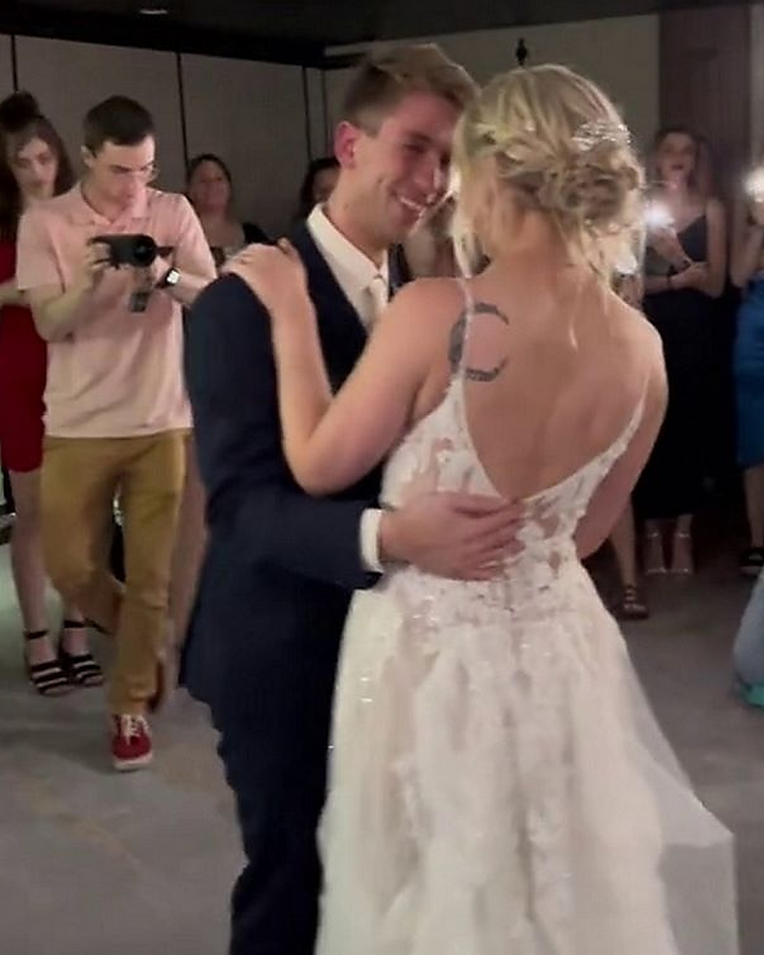 Tornade au mariage : leur première danse dans l'abri
