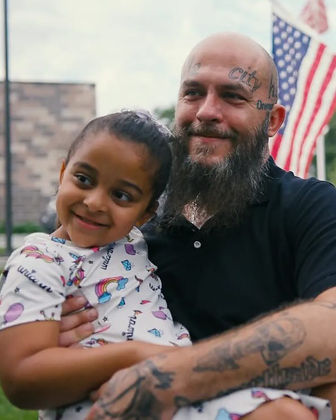Il a vécu sous les ponts. Aujourd'hui sa fille l'appelle papa