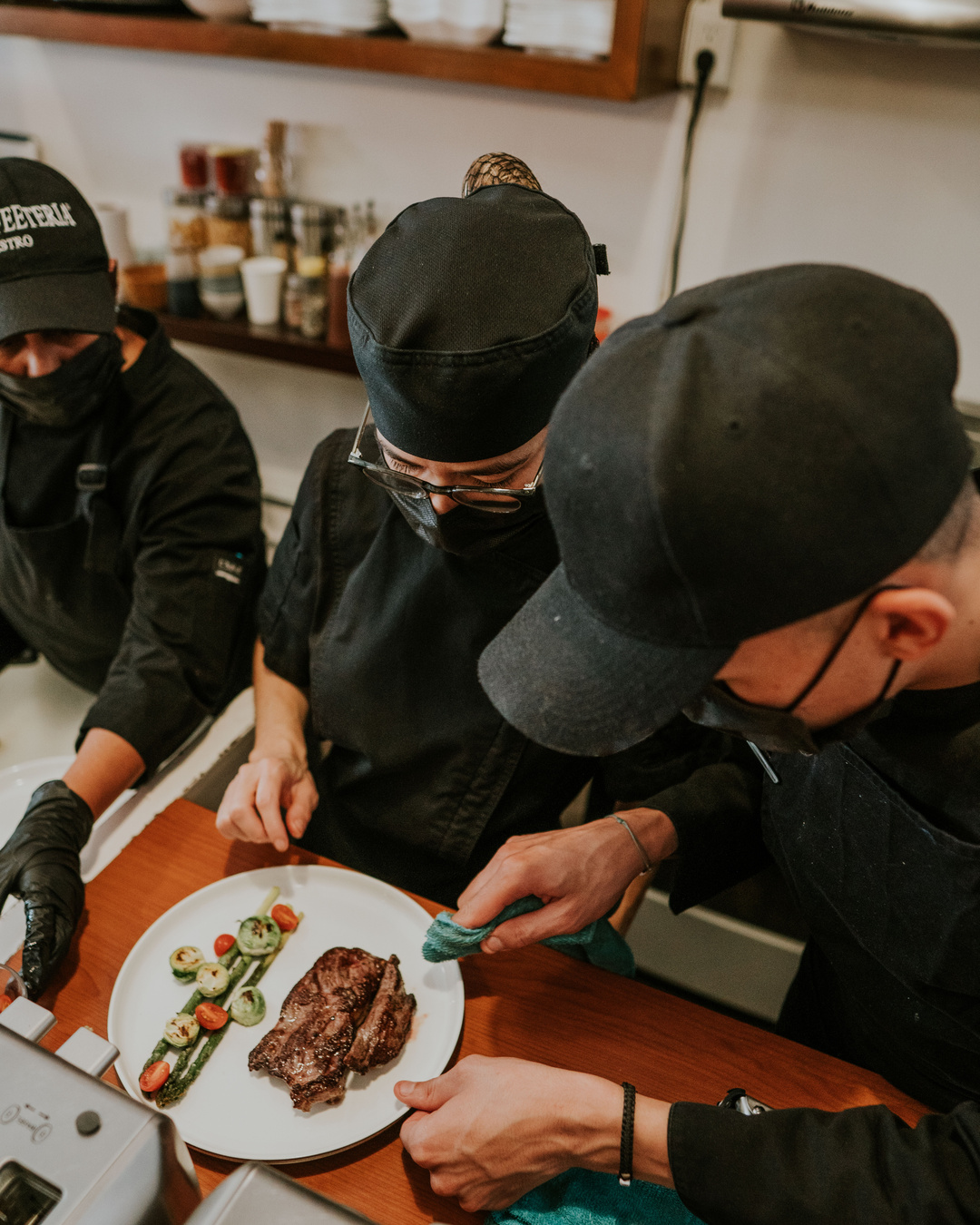 Ils sortent de prison et ils vous servent à table. Neuf sur dix ne retournent plus